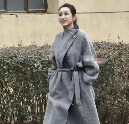 秦海璐用一件9千块的大衣，给所有超模上了一课。