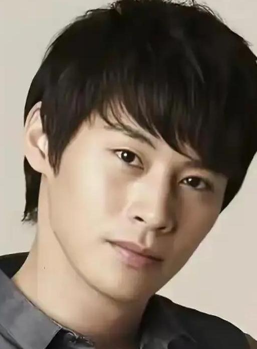 2026年2月11日，韩国演员郑恩宇（本名郑东镇）在家中被发现离世，年仅40岁。