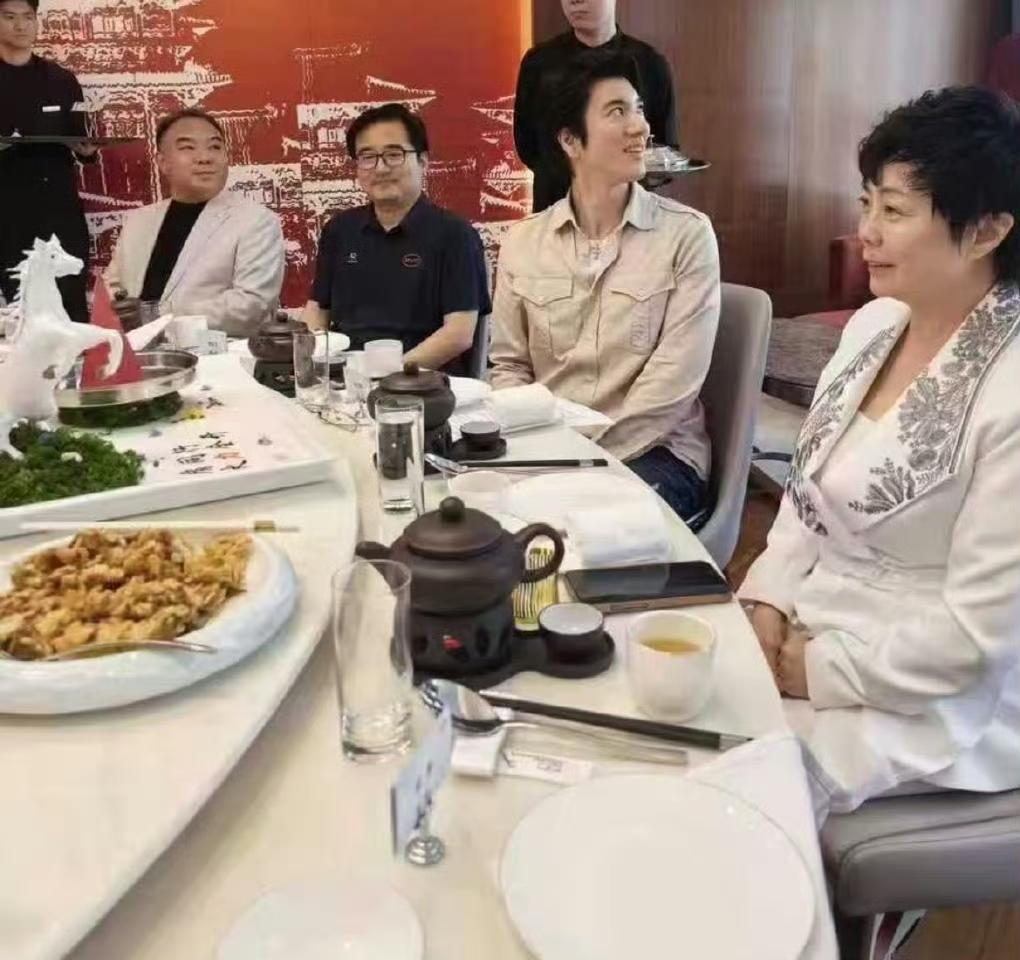 王力宏现身比亚迪高层饭局，身旁全是核心高管。​