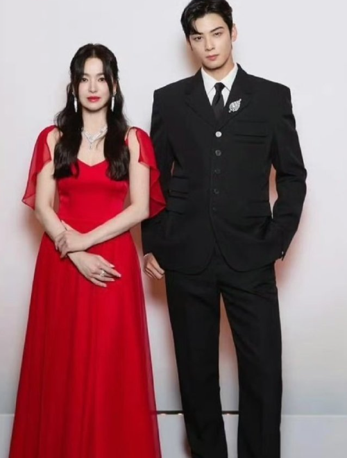 “逃税情侣”这词一出，品牌方连夜下架广告。玩梗别伤及无辜，宋慧乔十年前的事早翻篇