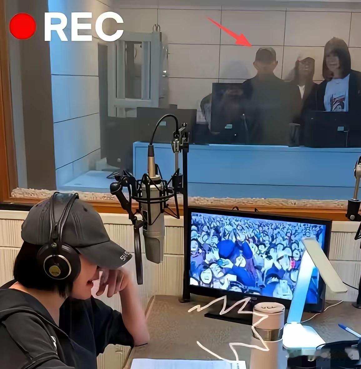 我滴老天奶他们这是真不怕黑呀小S给101录新年祝词陪伴在侧的不是许拳王