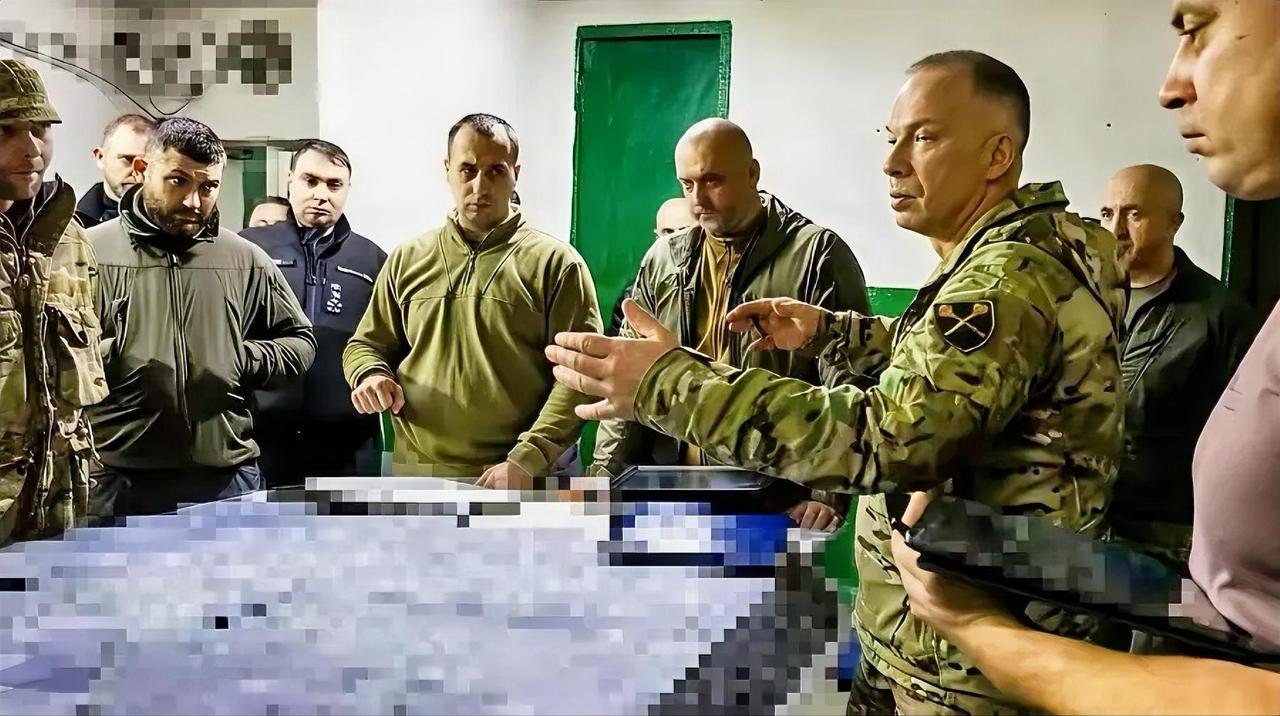 图：乌军总司令希尔斯基和乌情报局长布达诺夫在波克罗夫斯克前线。希尔斯基再