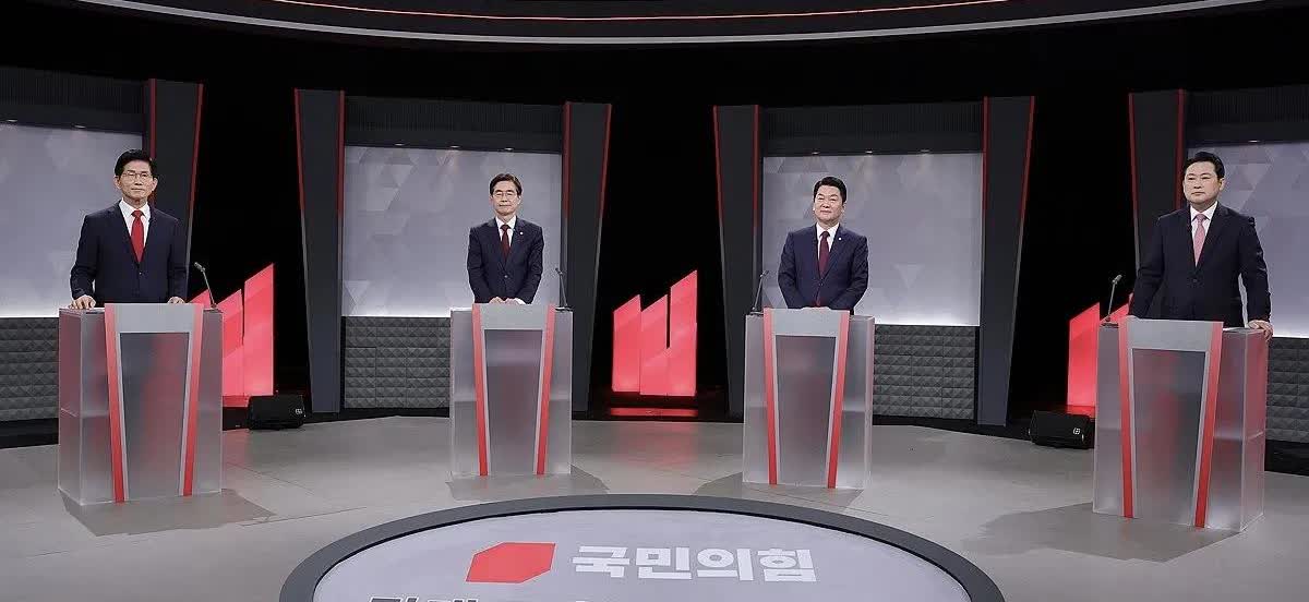 韩国国民力量党党首选战越来越热闹了！17日的第二次电视辩论会上，之前