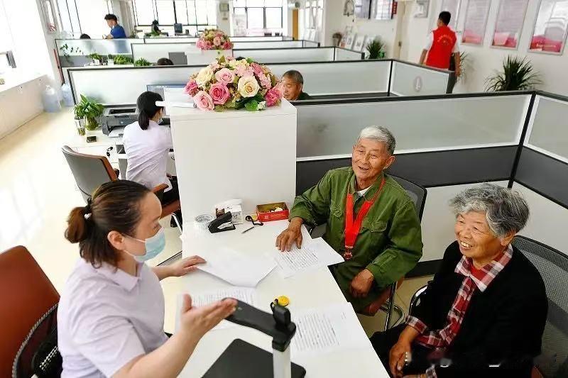 人社部最近放了一个大招，叫"退休预服务"。啥意思呢？就是你离法定退休年龄还差不到