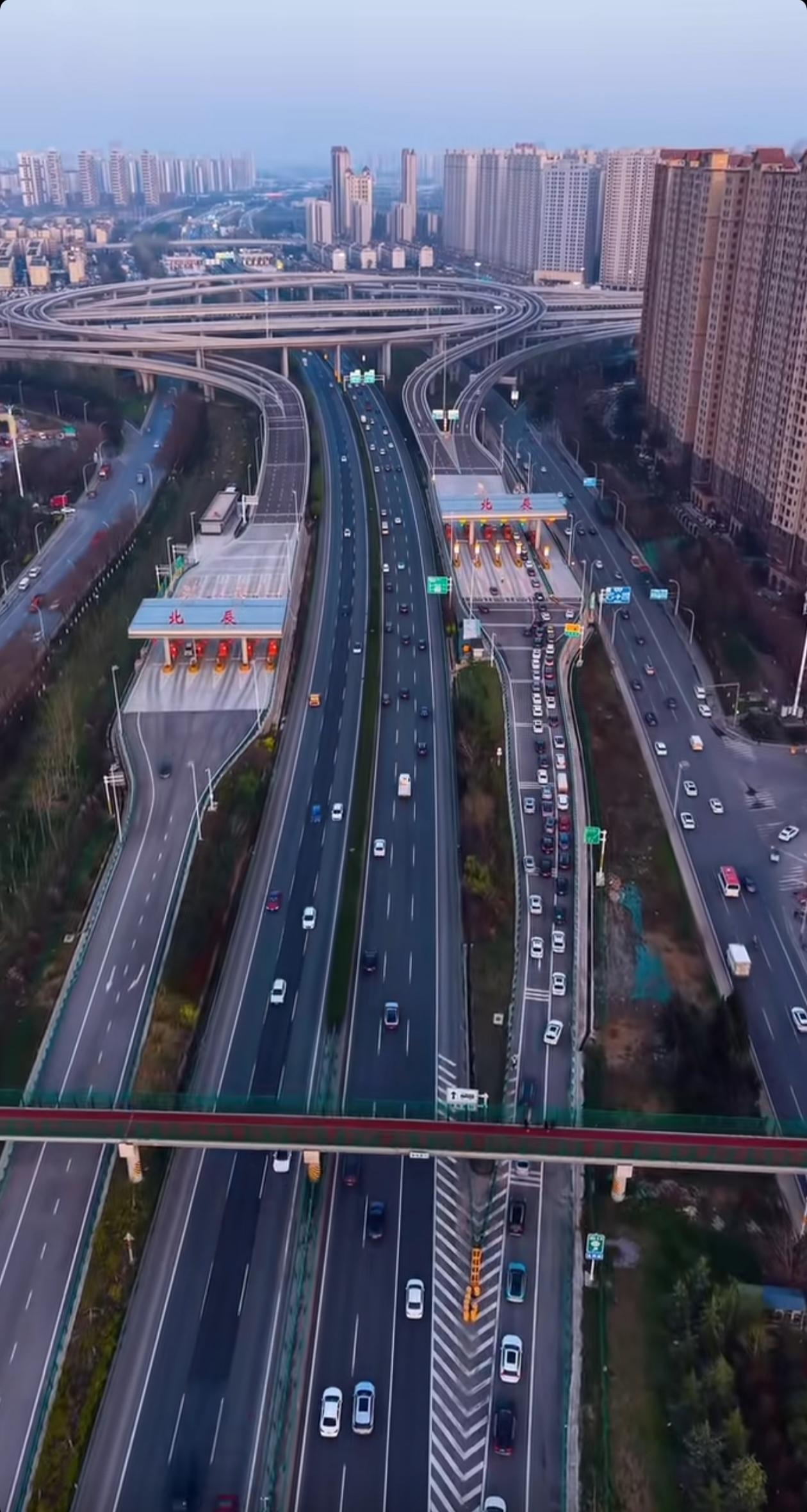 西安北辰收费站终于在北京时间的早晨通车了，可以直接从这里上绕城高速了，立交桥近在