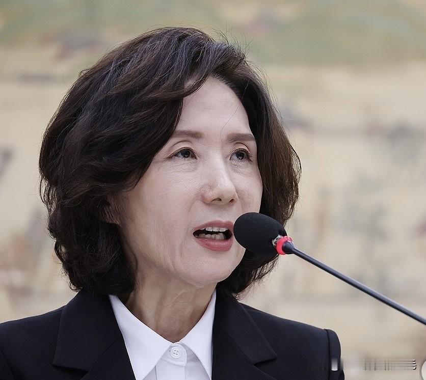20日下午韩国总统李在明终于没有顶住压力，正式决定撤回对教育部长官候选人李镇淑的