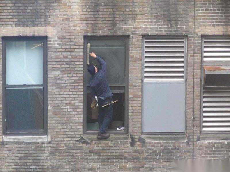 15楼。擦个玻璃。人就这么没了。手机里，女儿约好的家政订单，可能都还没来得
