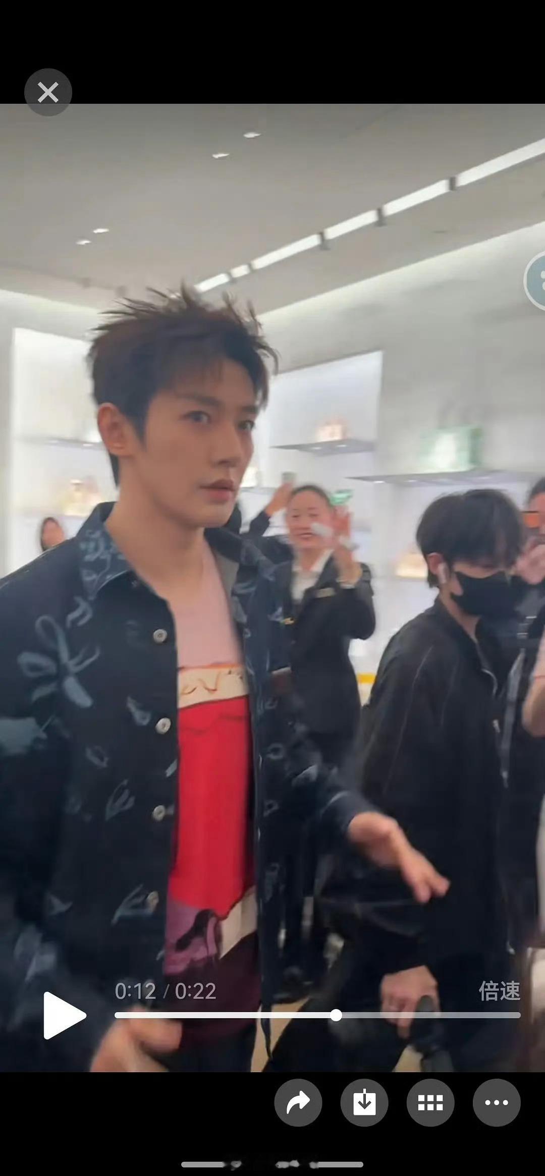 有网友说，邓为脱了外套就能cos哪吒