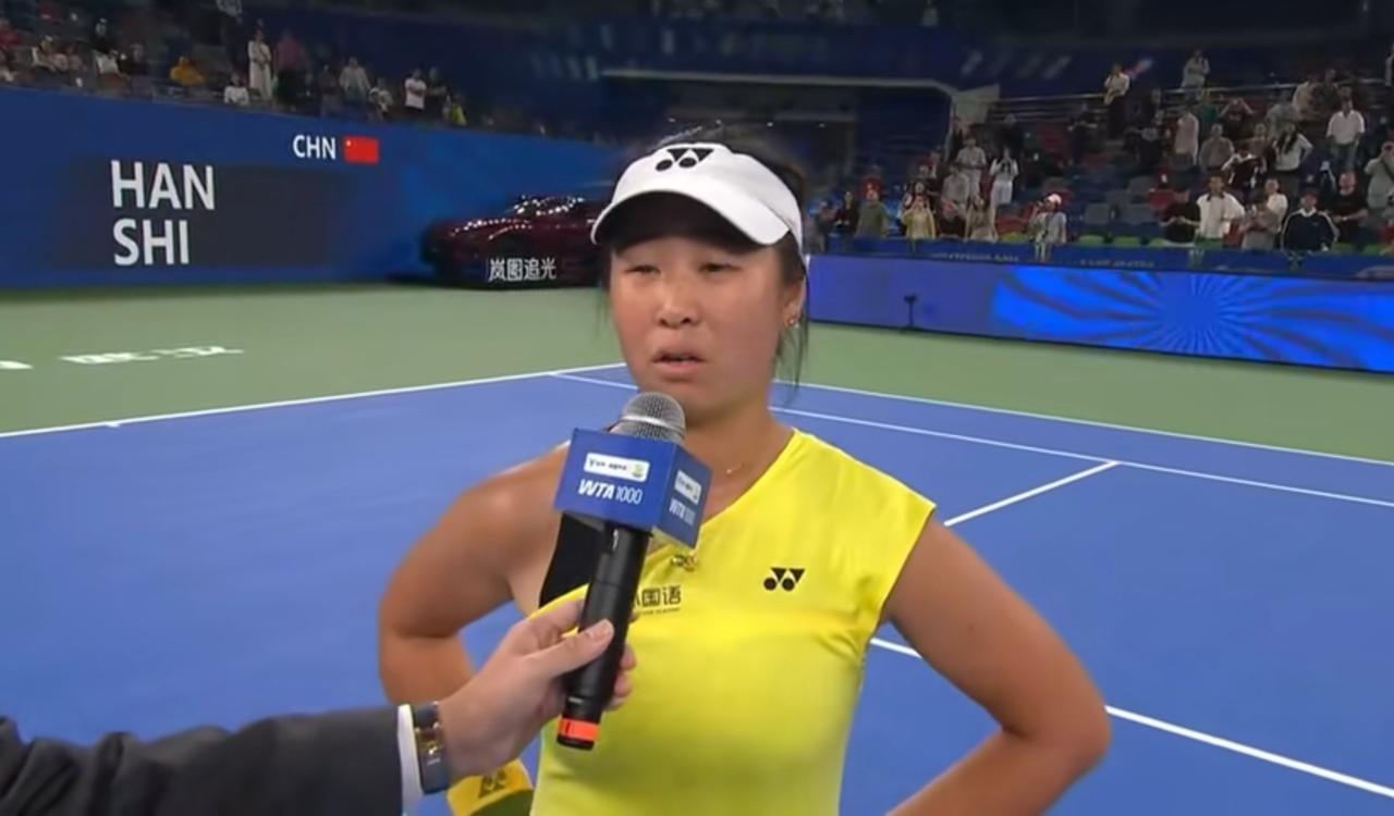 施晗会英语吗？2026武网女单首轮，爆出了一个不小冷门。21岁资格赛小将施晗