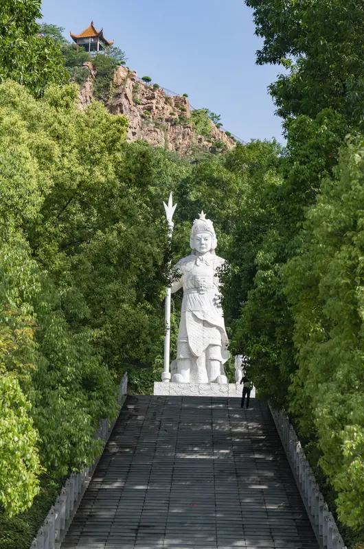 很奇怪玉鼎真人竟然没徒弟杨戬厉害，玉鼎真人被赵公明的定海珠打得七荤八素，但打在杨