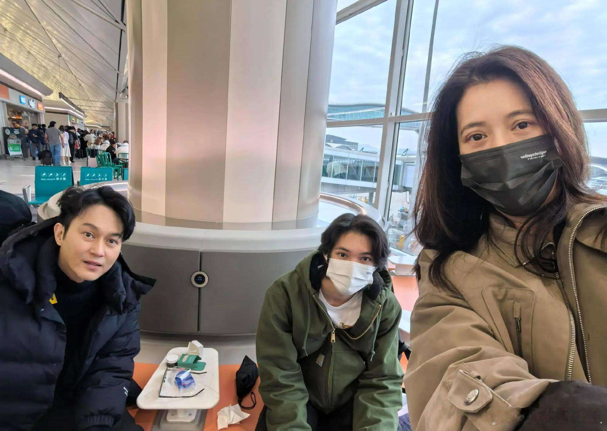 张智霖送儿子留学机场分别落泪据网友透露，在机场送别时，张智霖尽管嘴上说着让儿子独