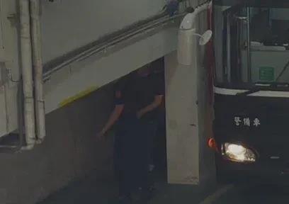 柯文哲今天上午9点半被提讯至台北地方法院走下囚车时，柯文哲支持者依旧沿途热情呐喊
