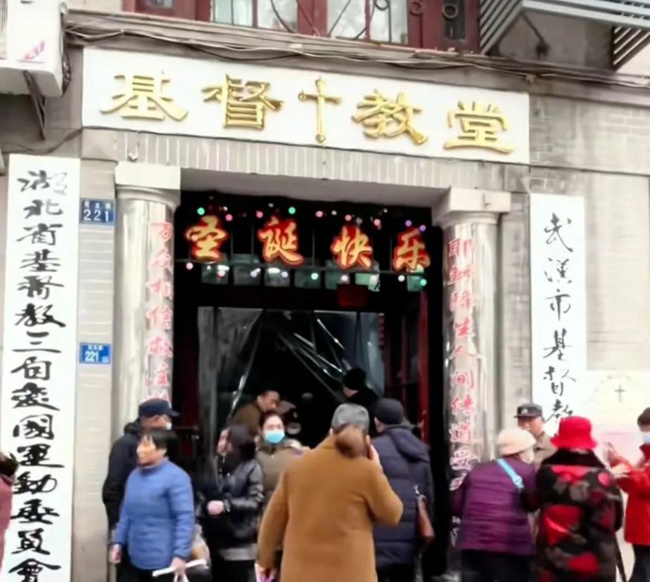 河南的基督教堂居全国首位，据统计，教堂有3200多座，比第二名的浙江省1600多