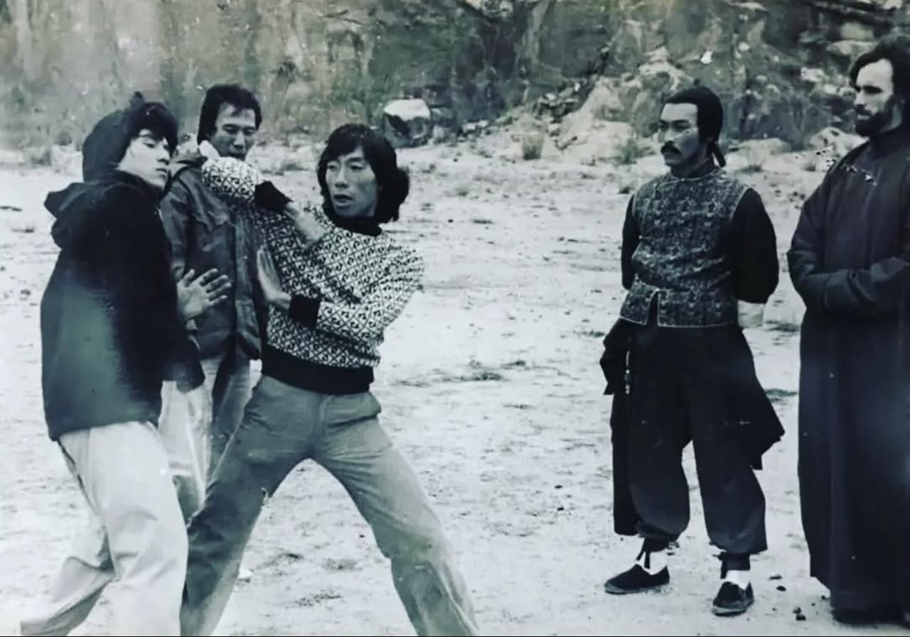1978年，袁和平在电影《蛇形刁手》剧组，指导成龙武术动作的画面。这是袁和平