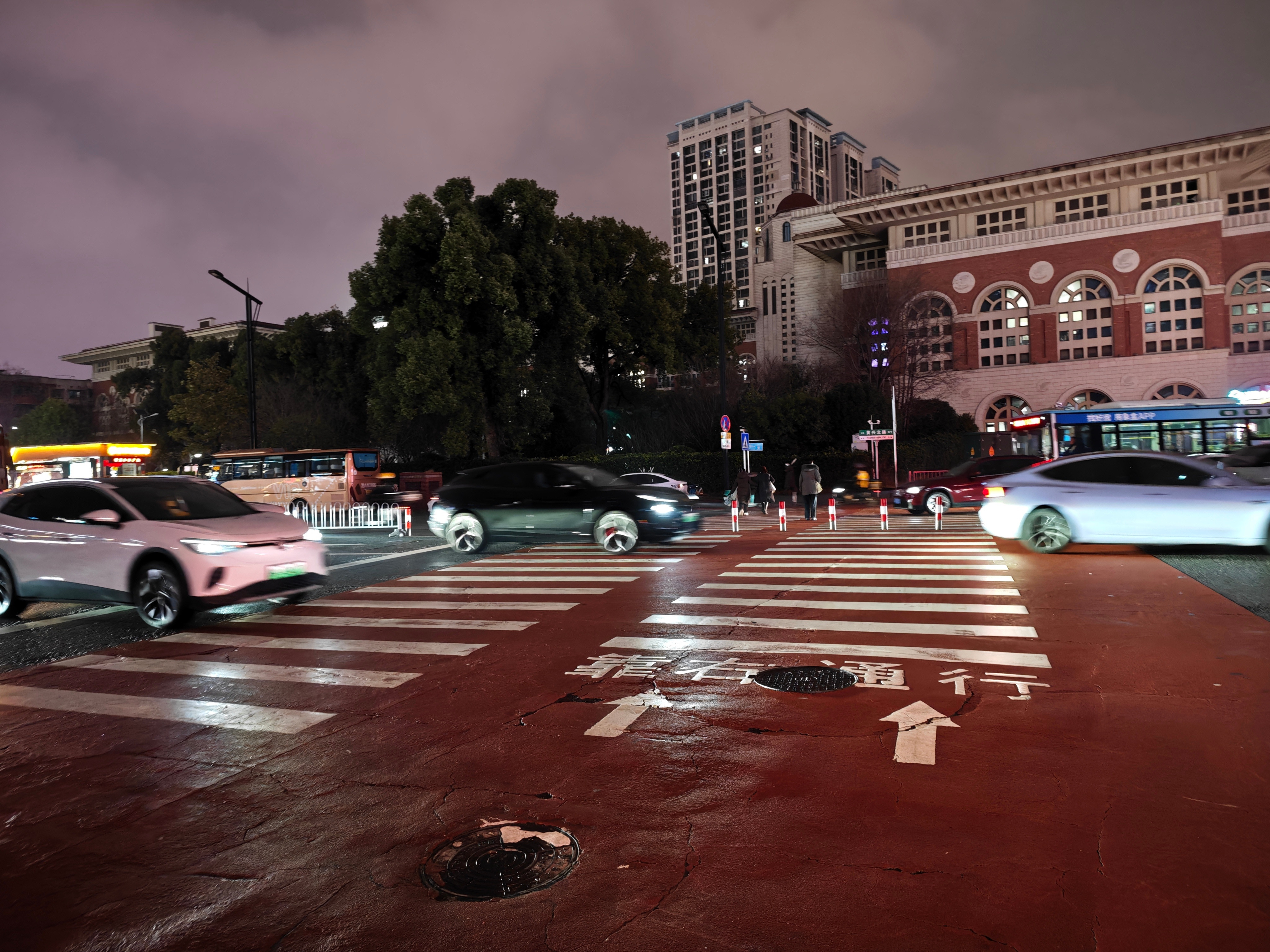 六车道加两个摩托车车道，没有红绿灯，卧槽，太刺激了