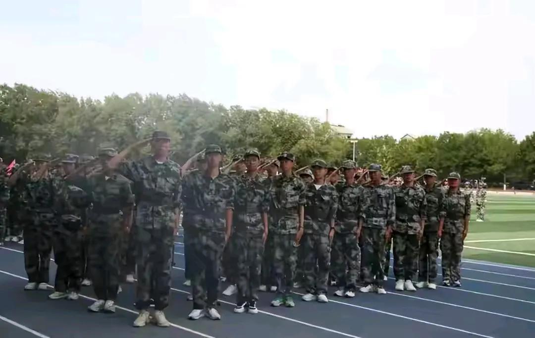 上海女生军训死亡的事故令人惋惜！现在很多学校都搞军训，个人认为军训对提高孩子身体