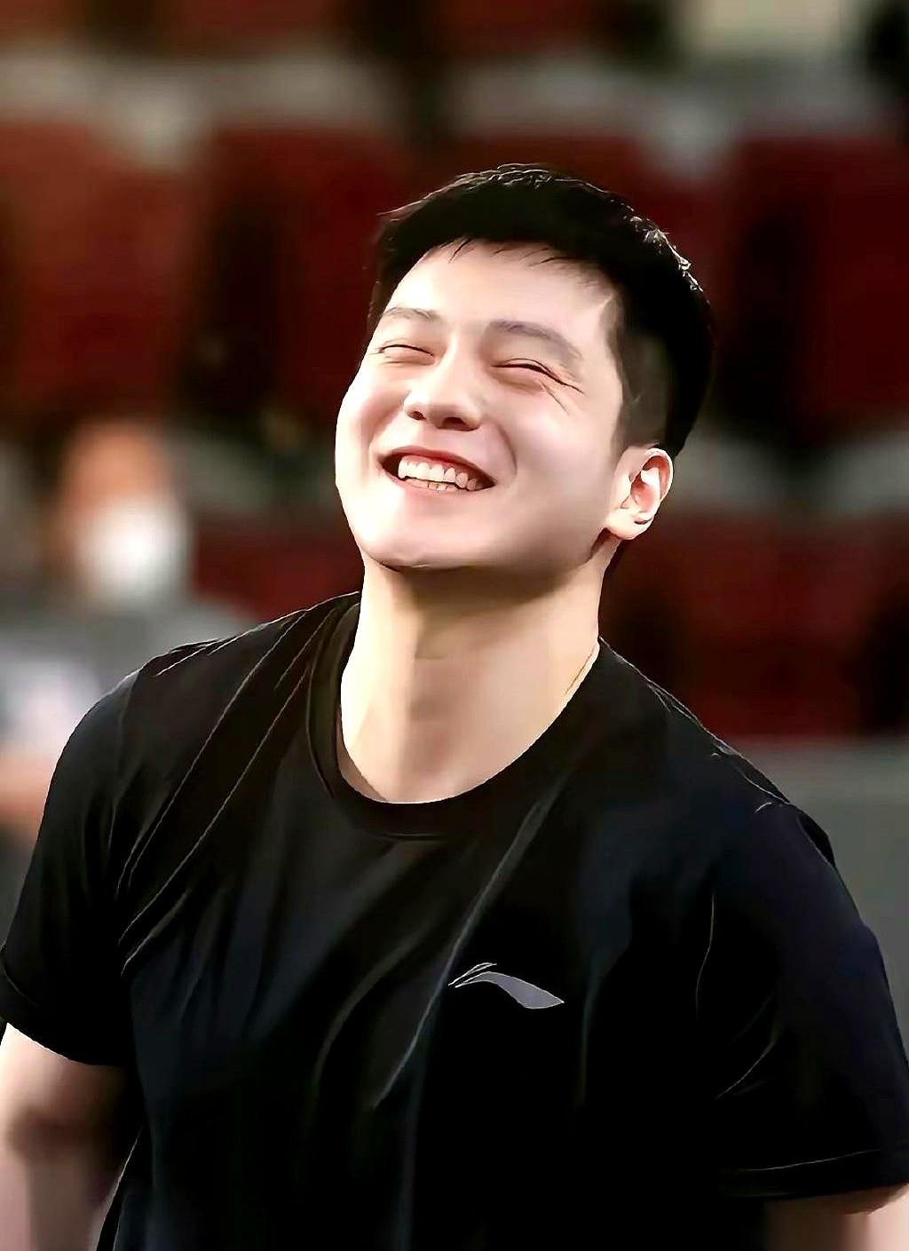 樊振东这事儿，你说邪不邪门？他越想躲，全世界越是伸长了脖子找他。他越不打，球