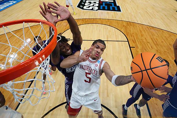 疯三第二轮，全美第14号种子阿肯色大学以94比88战胜了高点大学，成功晋级16强