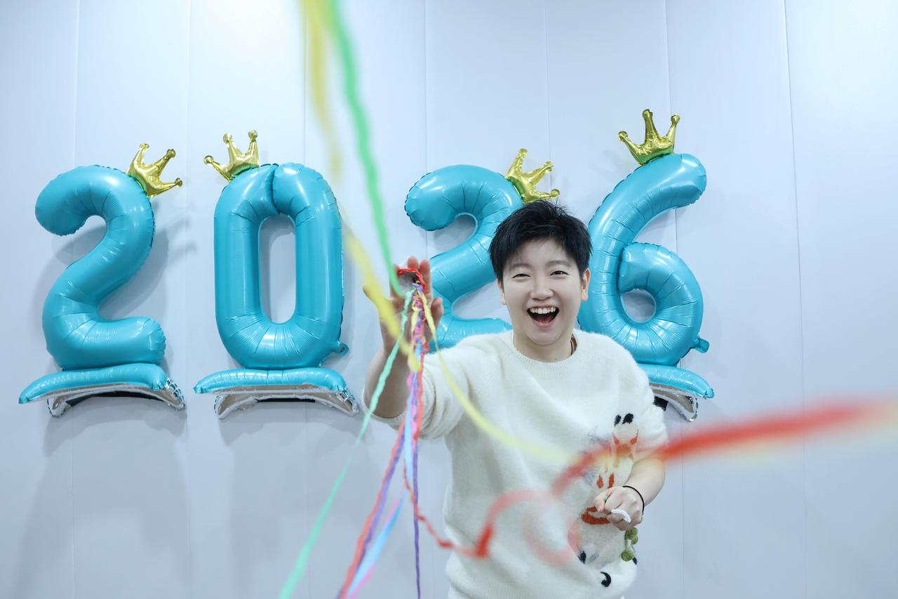 孙颖莎给大家拜年了！配文球迷看了都感动得流泪孙颖莎说，祝大家春节快乐，新的