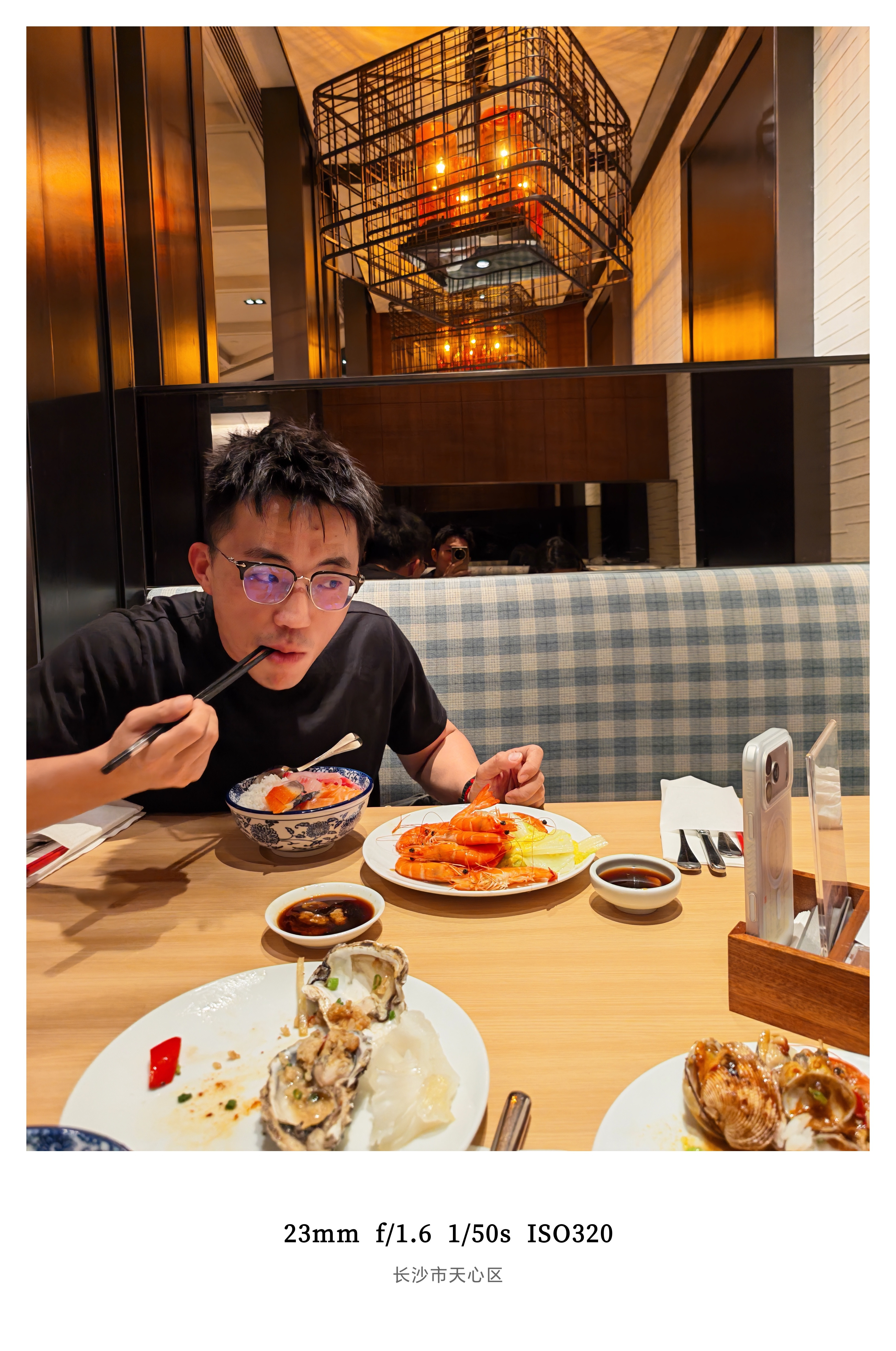 我的干净饮食vs老胡的真吃不了三文鱼，没滋没味的还顺手拍了个吃播视频太卷了