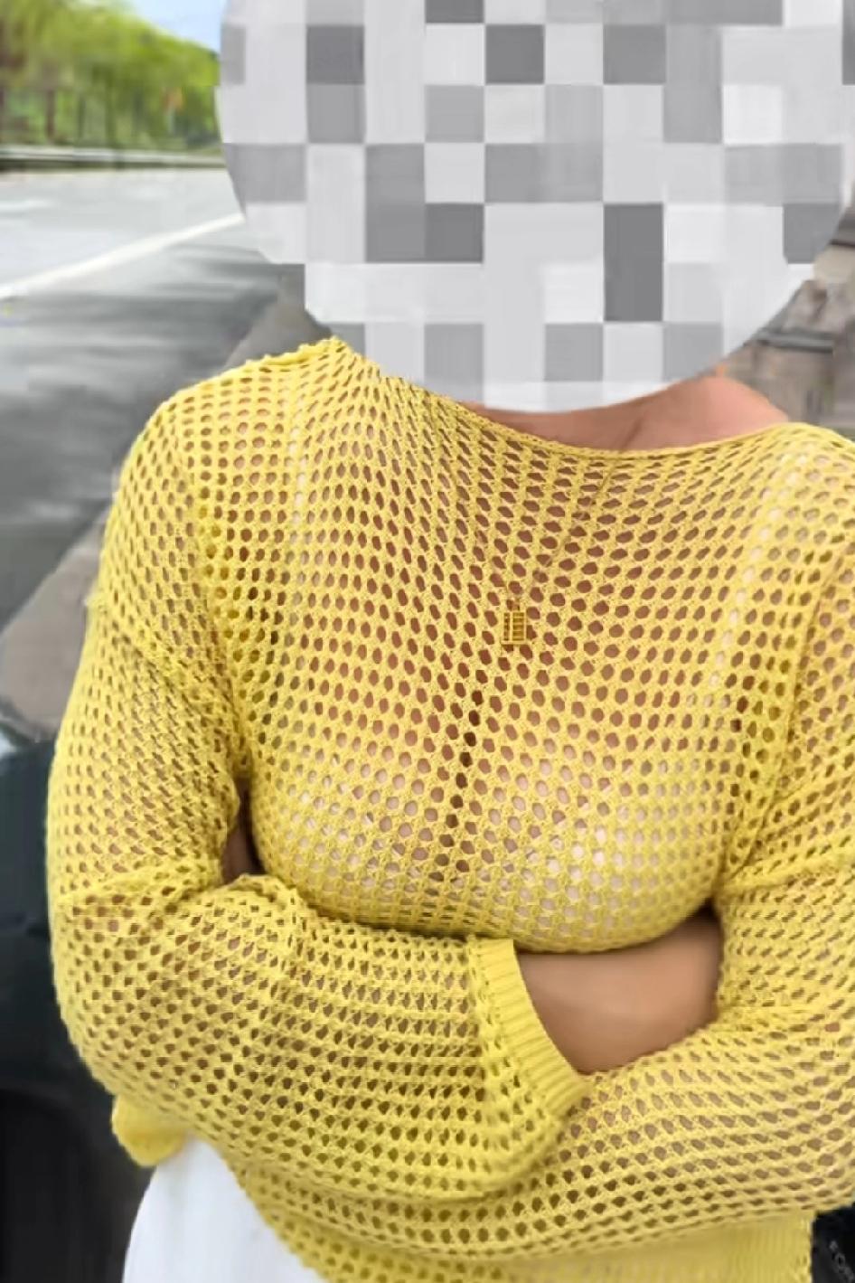 穿这衣服的人，真的不知道自己衣服有多透吗？注意前面防盗网这位大姐衣服有可能后面