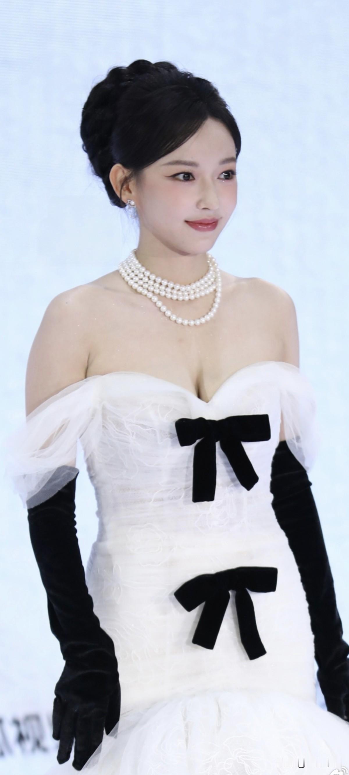 程潇奇遇夜红毯生图来啦，好娇俏的小公主，太美了，生图比精修还美