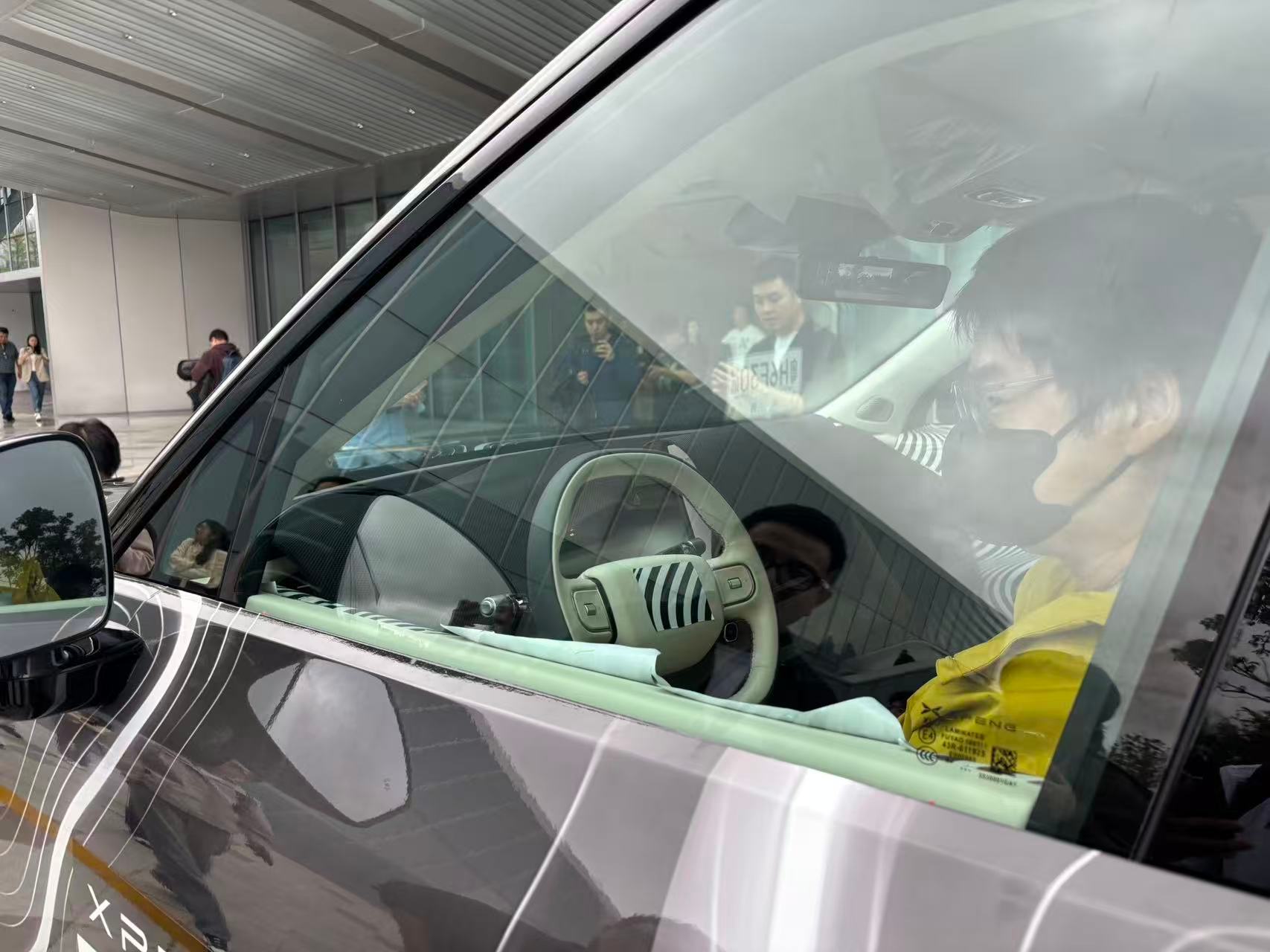 给大家拍到了小鹏尚未揭秘的最新款高端豪华SUV小鹏GX。气场磅礴，很有意思的是后