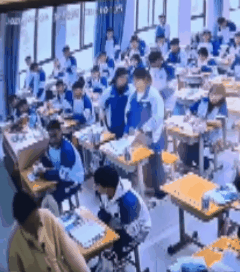 女老师上课溜达出教室，学生跟踪发现不堪一幕！9名学生行为周一再议！这真的是现在教