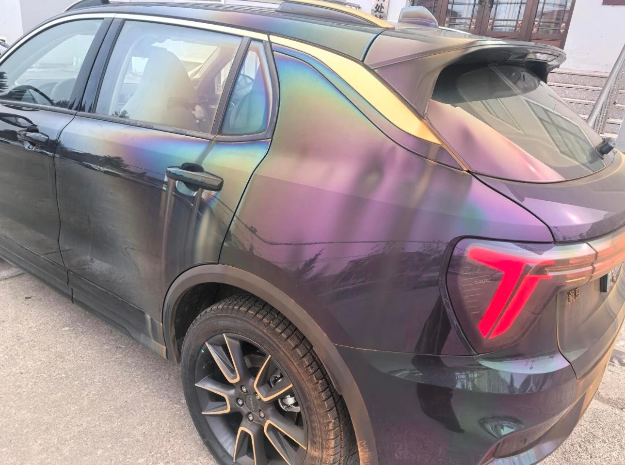 网友车库的暖气爆了锈水腐蚀车漆后达到了表面淬火的效果