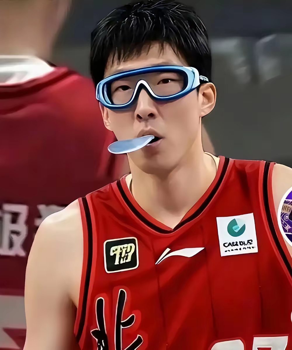 余嘉豪和周琦虽然都没啥进攻能力，但人家余嘉豪不怕对面对他的犯规啊，他罚球稳，韩国