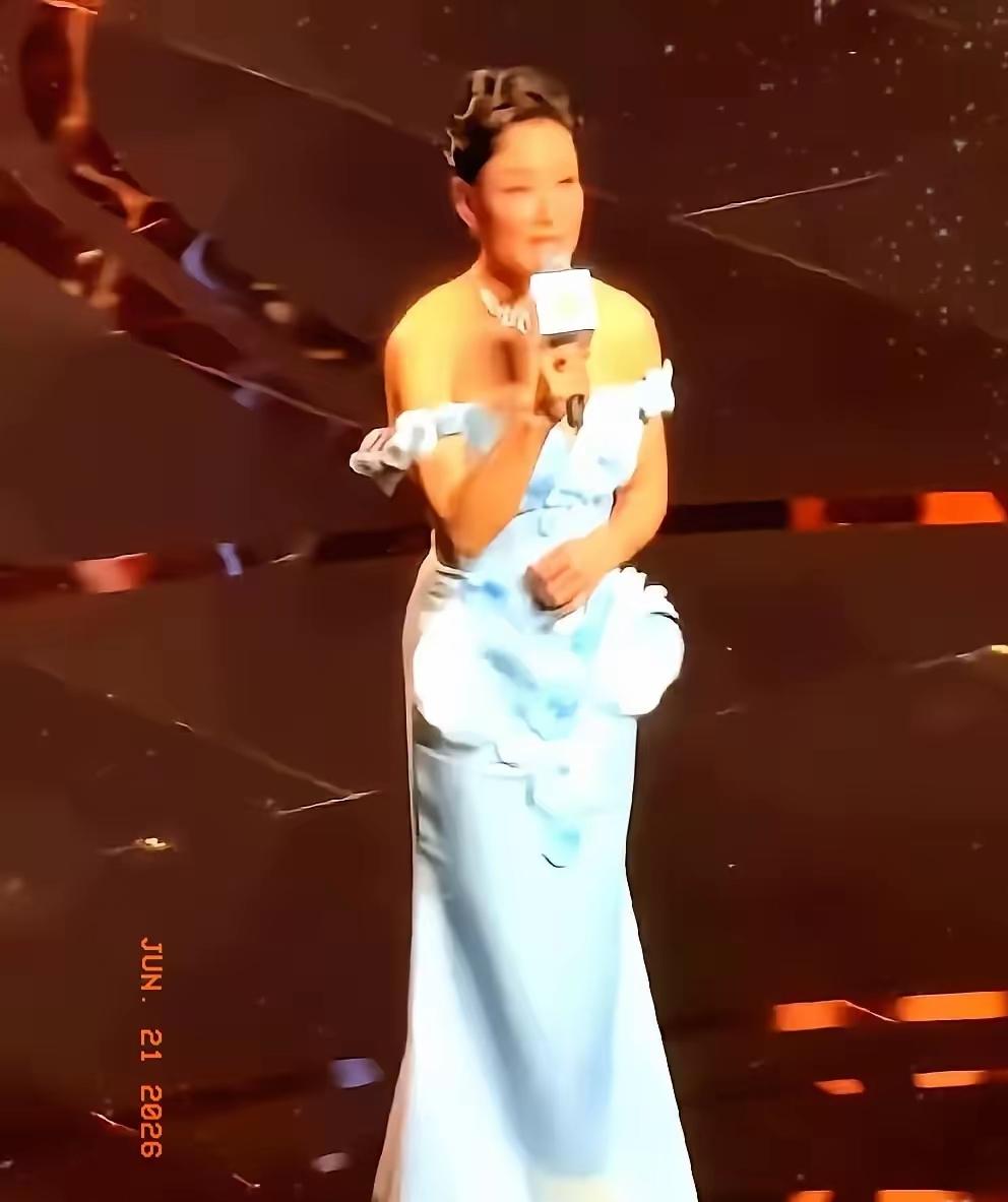 明明拿着美国护照，偏要在上海电影节红毯上强行煽情说“回到了自己家里”，结果迎来的