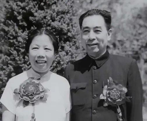 1992年，周总理的夫人邓颖超病重，在弥留之际她留下了两份遗嘱。但其中的一份，没