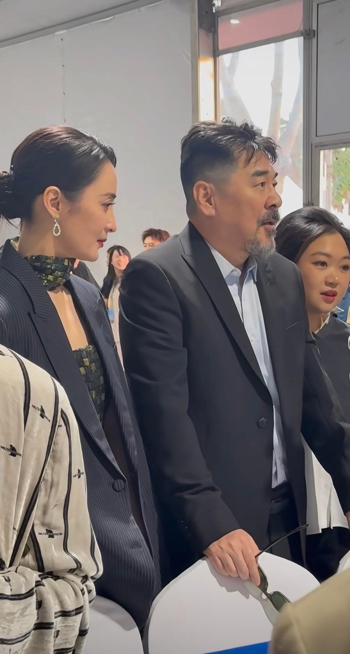 陈建斌属实是把“盯紧老婆”刻进DNA了，这搂肩姿势笑不活了家人们！