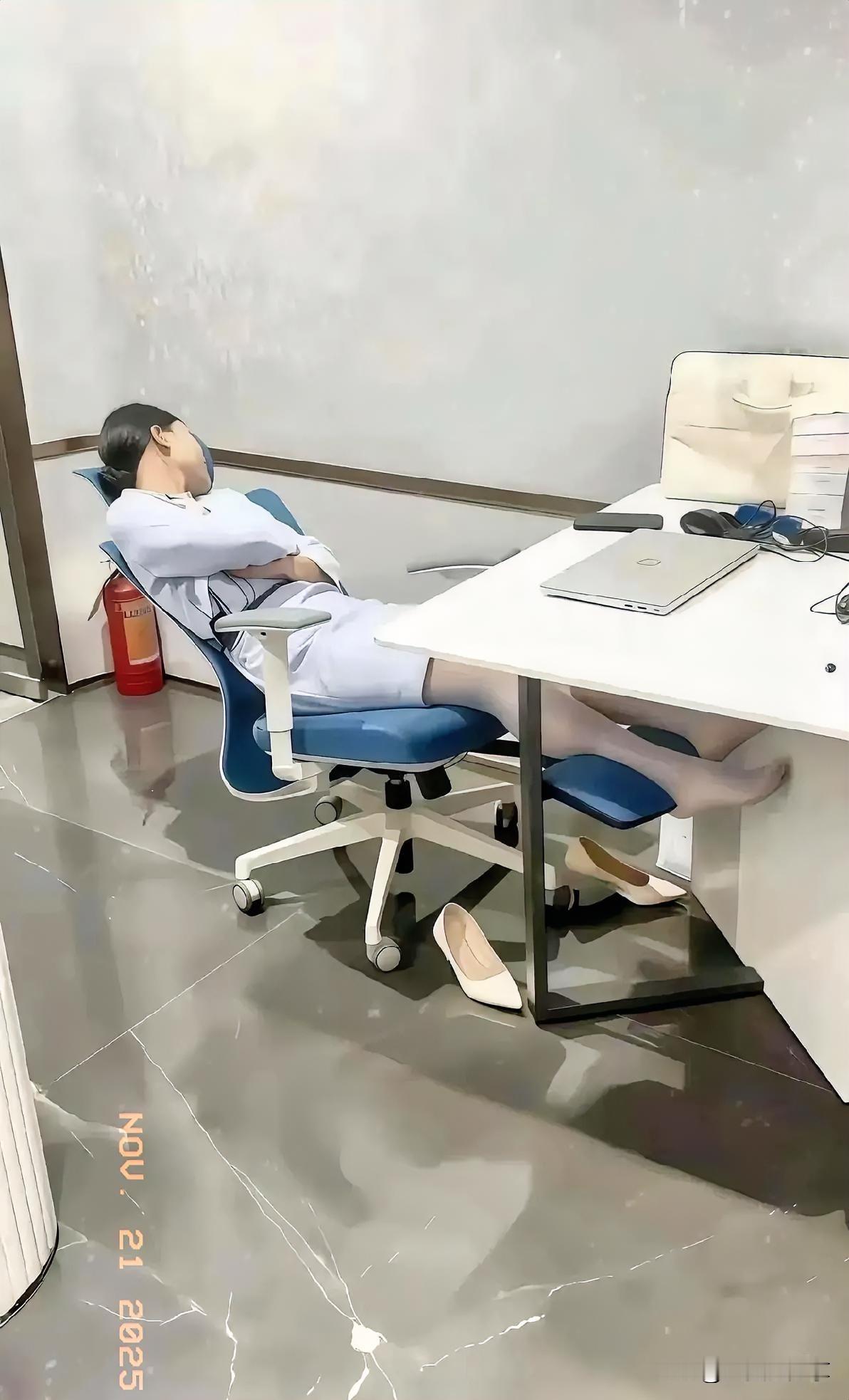 美女护士小姐姐今天值班，是真的累着了啊！昨晚上照顾病人，没时间休息...