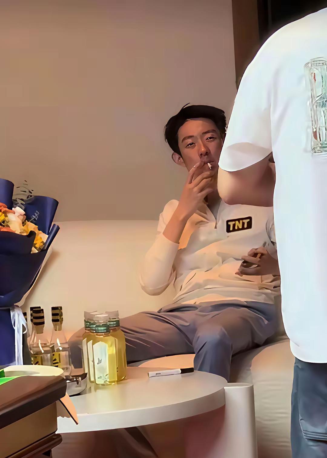 为啥吴宜泽比赛间隙总要抽一支？看懂赛场压力就全明白了最近吴宜泽世锦赛夺冠后