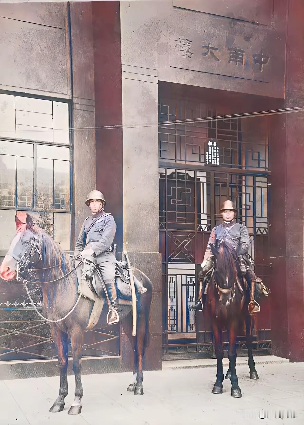 这两个日本鬼子在我们的国土上，骑着高头大马耀武扬威，洋洋得意，那种高高在上、野蛮