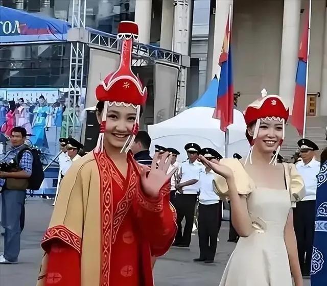 蒙古国乱成一团，反华到底图啥？蒙古国首都乌兰巴托的街头又闹起来了，这回依旧是熟悉