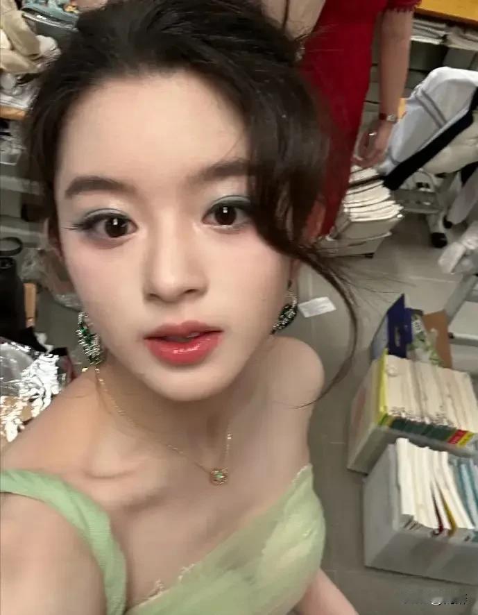 天价耳环事件的四大受伤者：第一大受伤者就是黄杨钿甜本人。18岁成人礼是热热