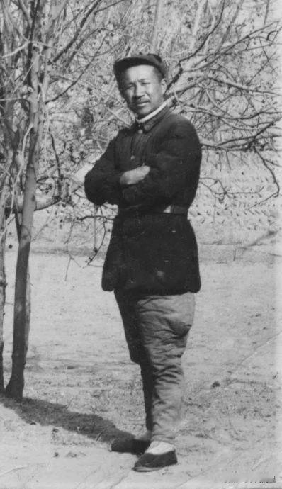 1942年，张云逸去开会，途经交通站时，他想让站长帮忙找船，却发现花盆被