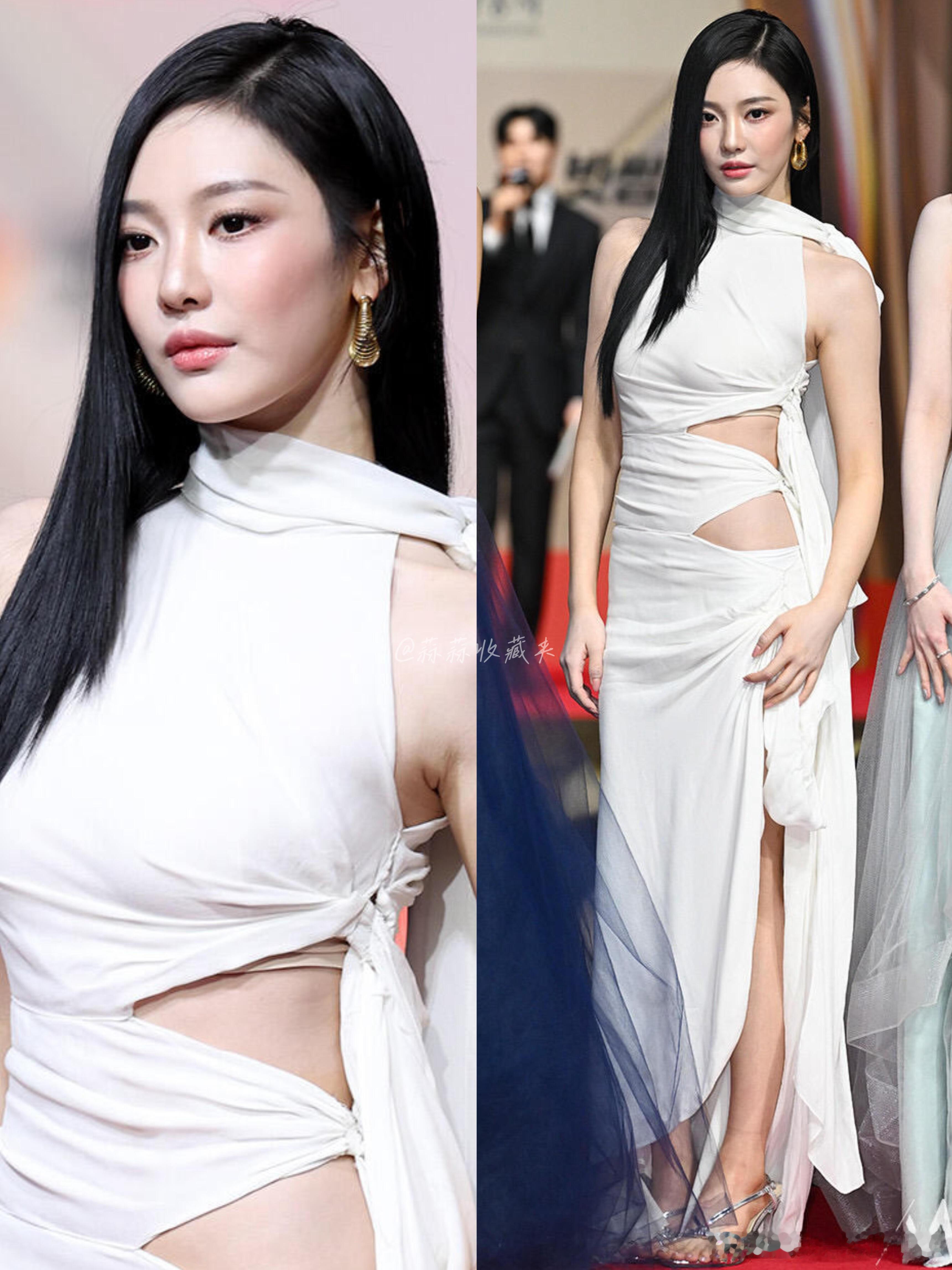 SM给宁艺卓准备的衣服真的好敷衍啊，裙子没系好露内衬了，鞋子也大了不合脚全靠美貌