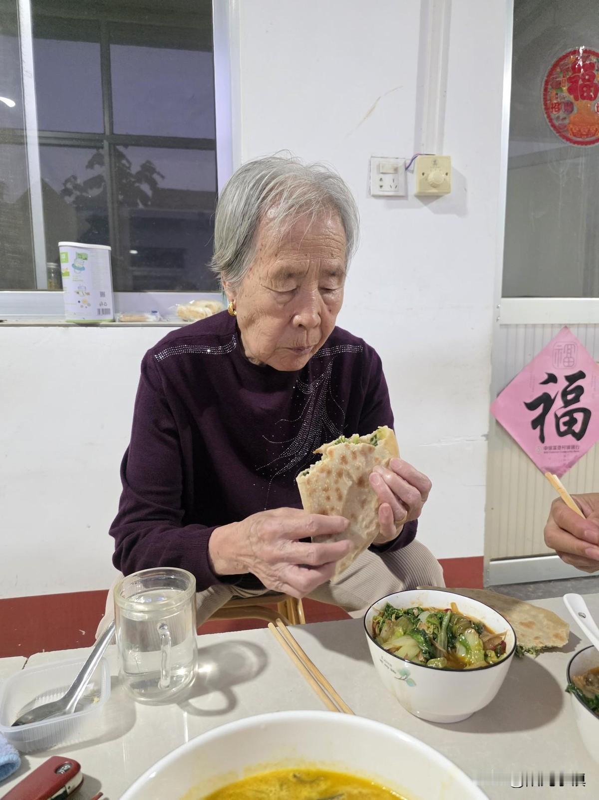 车里的东西送完了，二嫂的馅饼还在锅里，婶子们的羊肉份子已经交了。我本来打算住一