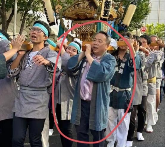 卖力表演的汉奸 6月9日晚上，遭到家族除名的汉奸石平在日本东京墨田区参加当地