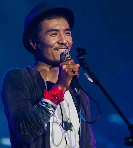 朴树的母亲曾对他说：“你已经在家啃老5年了，要不要出去刷盘子养活自己？”朴树
