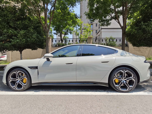 小米标准版1.5w公里用车感受1.谈一下优缺点，就个人深度开过的车有奥迪A4L