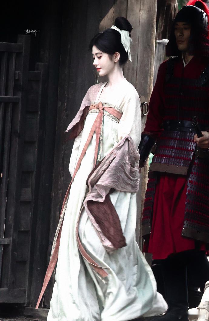 鞠婧祎种田文女主万花世界《万花世界》新古风造型素雅又耐看，每套妆造都被小鞠稳稳拿