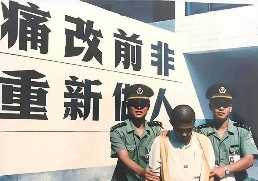 你听说过亲弟弟朝亲哥哥脸上补枪的故事吗？不是电影，是真事儿。1995年1月28日