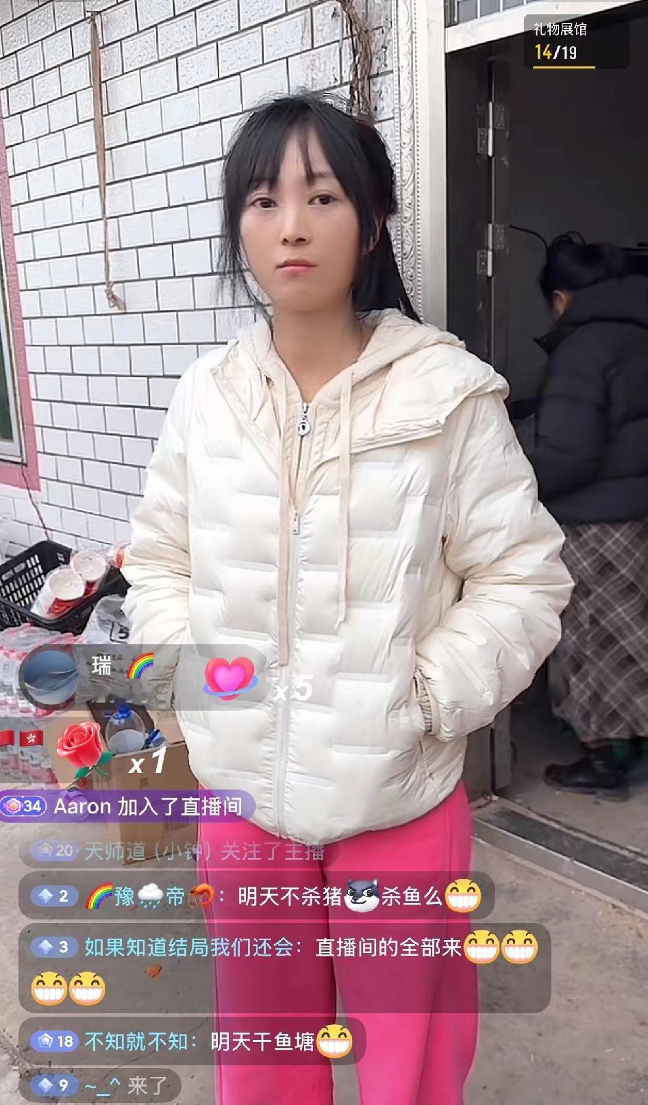 重庆合川23岁的呆呆妹一句帮父母按猪之约，招来了各地网友4000多人，车水马龙将