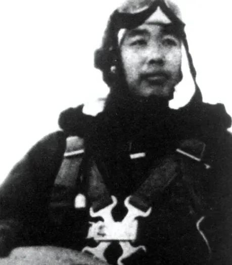 1951年，志愿军飞行员华龙毅被美军战机击落，身负重伤降落在一个山头，就在这时，