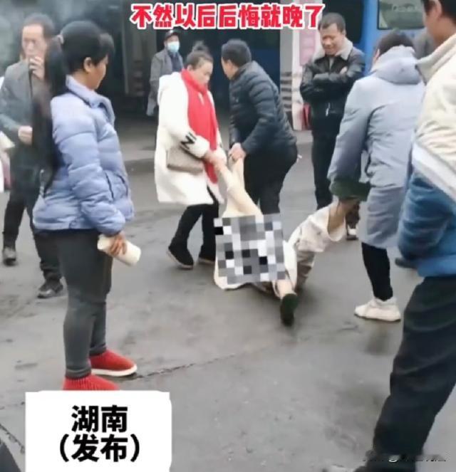 湖南，一女生叛逆，不听父母的话，为了爱情独自跟男友远走他乡，准备去外地打工。父母
