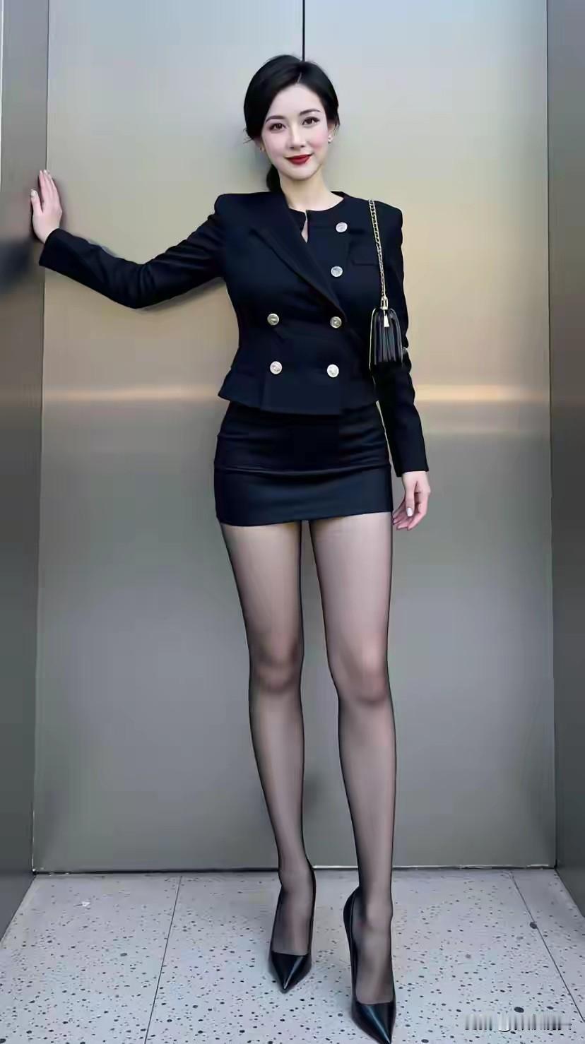 优雅职场风，黑色套装搭配高跟鞋，自信满满！
